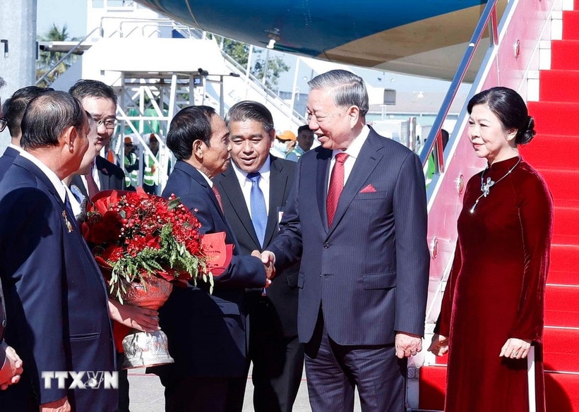 Lễ đón Tổng Bí thư Tô Lâm cùng Phu nhân tại sân bay quốc tế Wattay. (Ảnh: Thống Nhất/TTXVN)