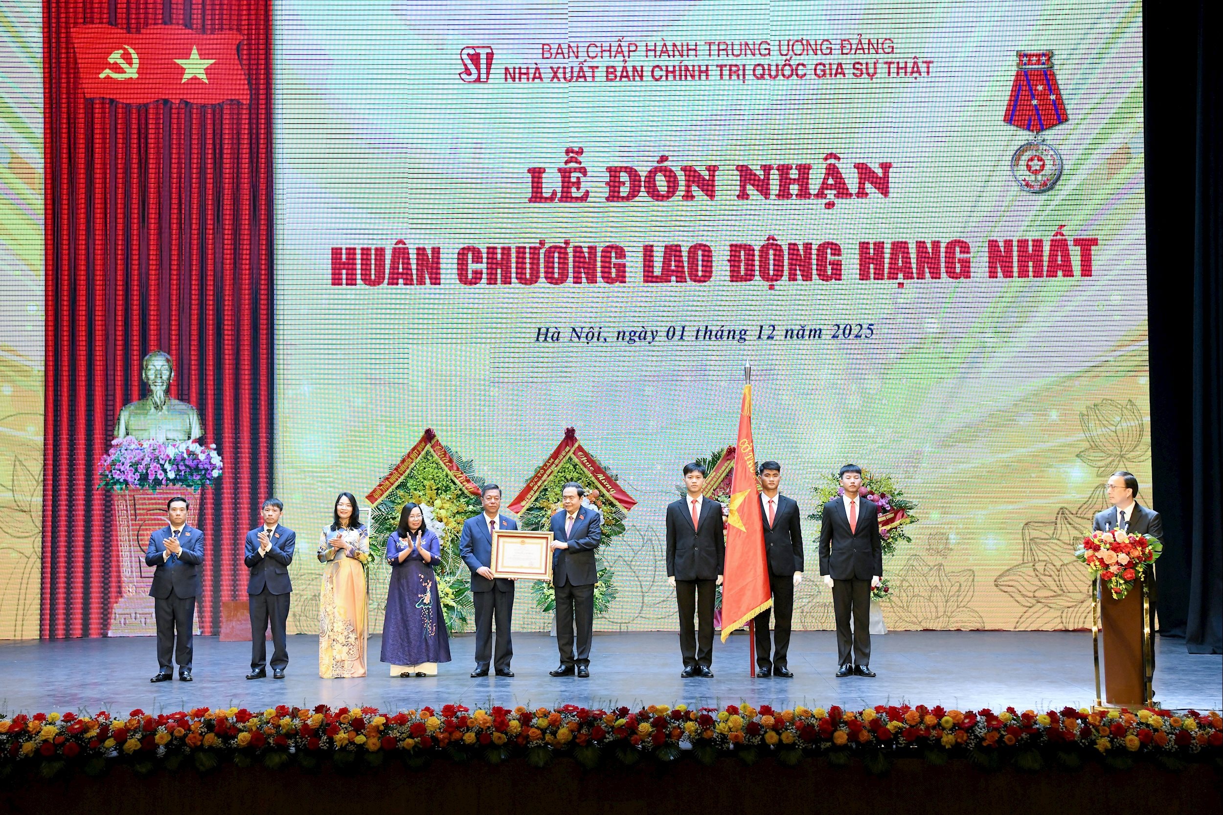 Chủ tịch QH Trần Thanh Mẫn trao HUân chương Lao động hạng nhất.2