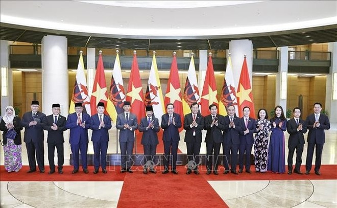 Chairman of the National Assembly Tran Thanh Man, Sultan of Brunei Haji Hassanal Bolkiah, and other officials at the two leaders' meeting in Hanoi on December 1. (Photo: VNA) Chairman of the National Assembly Tran Thanh Man, Sultan of Brunei Haji Hassanal Bolkiah, and other officials at the two leaders' meeting in Hanoi on December 1. (Photo: VNA)