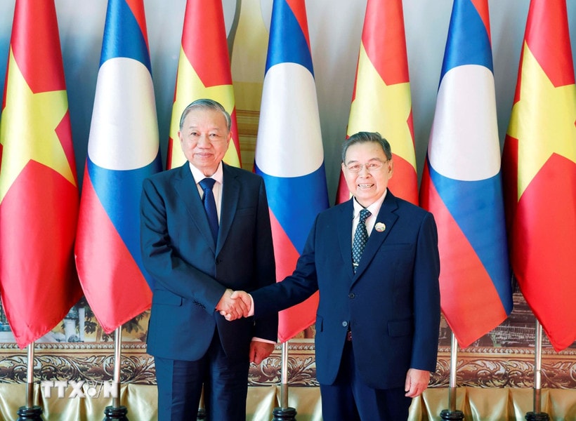 Tổng Bí thư Tô Lâm hội kiến Chủ tịch Quốc hội Lào Saysomphone Phomvihane. (Ảnh: Thống Nhất/TTXVN)