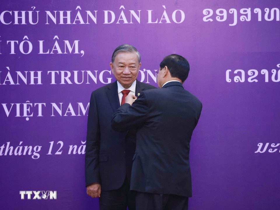 Tổng Bí thư, Chủ tịch nước Lào Thongloun Sisoulith trao tặng Huân chương Vàng Quốc gia của Nhà nước Lào cho Tổng Bí thư Tô Lâm. (Ảnh: Thống Nhất/TTXVN)