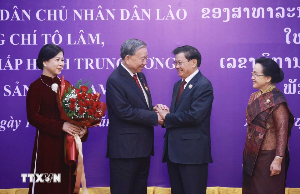 Tổng Bí thư Tô Lâm và Phu nhân cùng Tổng Bí thư, Chủ tịch nước Lào Thongloun Sisoulith và Phu nhân tại buổi lễ. (Ảnh: Thống Nhất/TTXVN)