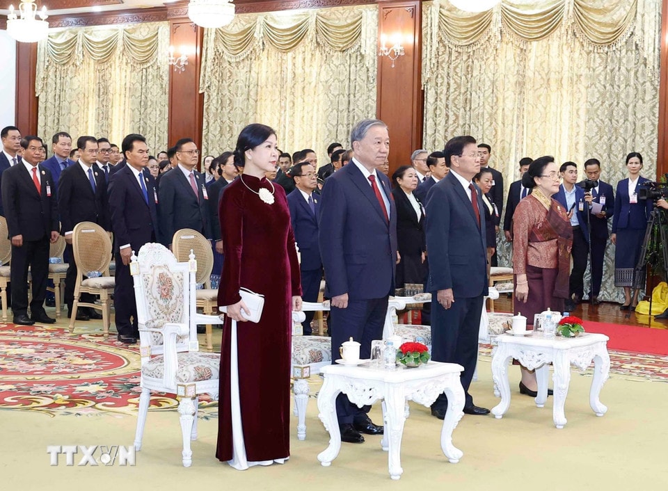 Tổng Bí thư Tô Lâm và Phu nhân, Tổng Bí thư, Chủ tịch nước Lào Thongloun Sisoulith và Phu nhân cùng đại biểu hai nước tham dự buổi lễ. (Ảnh: Thống Nhất/TTXVN)