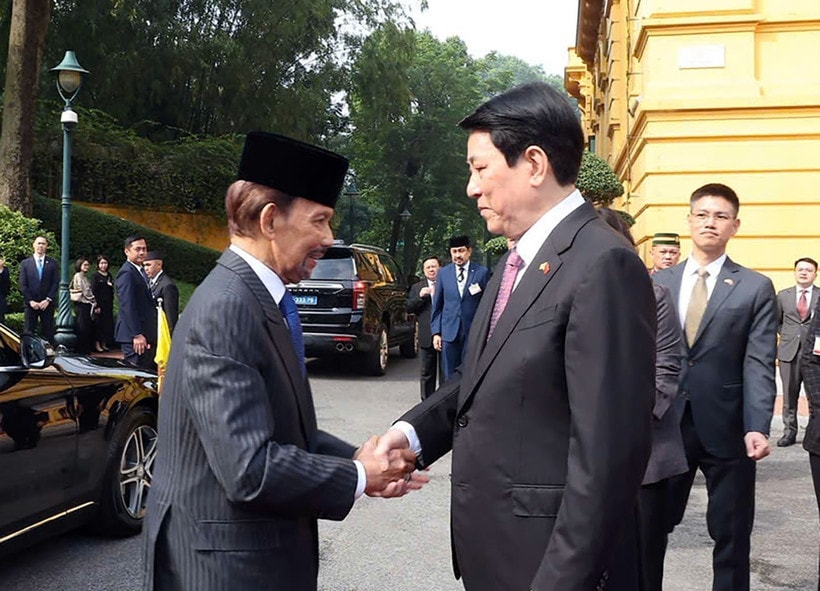 State President Luong Cuong (R) welcomes Sultan of Brunei Haji Hassanal Bolkiah (Photo: VNA)