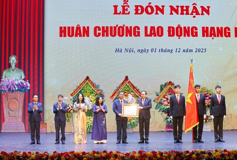 National Assembly Chairman Tran Thanh Man presents a First-Class Labour Order to the Su That (Truth) National Political Publishing House. (Photo: VNA)