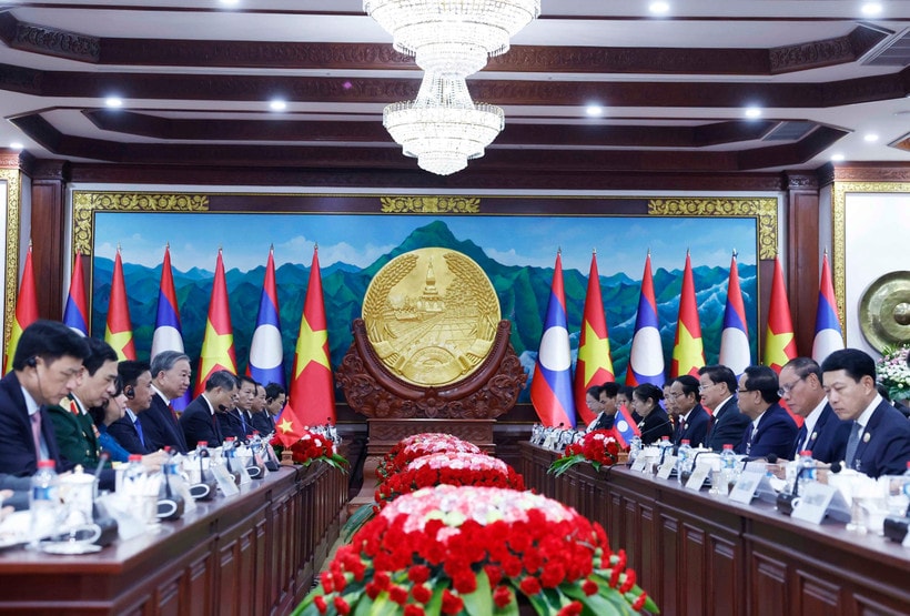 General Secretary of the Communist Party of Vietnam (CPV) To Lam and General Secretary of the Lao People’s Revolutionary Party (LPRP) hold talks in Vientiane on December 1, 2025. (Photo: VNA)