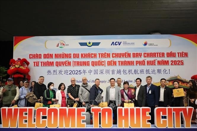 A ceremony is held on November 29 evening to welcome passengers on the first charter flight from Shenzhen, China to Hue. (Photo: VNA)