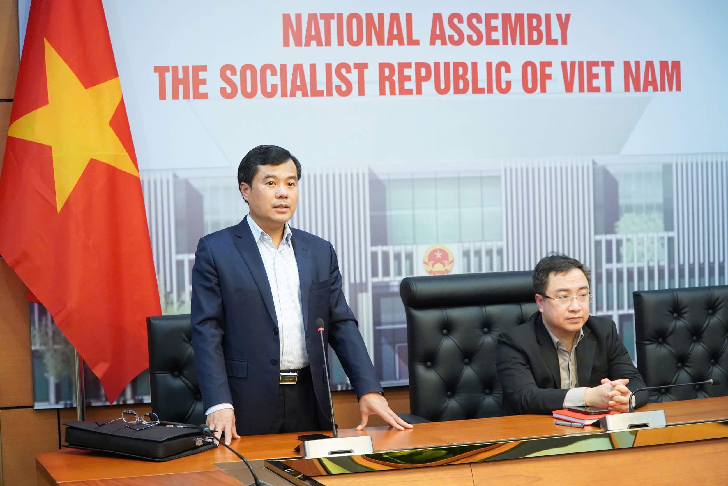 O vice-chefe do Gabinete da Assembleia Nacional, Nguyen Manh Hung, discursa.