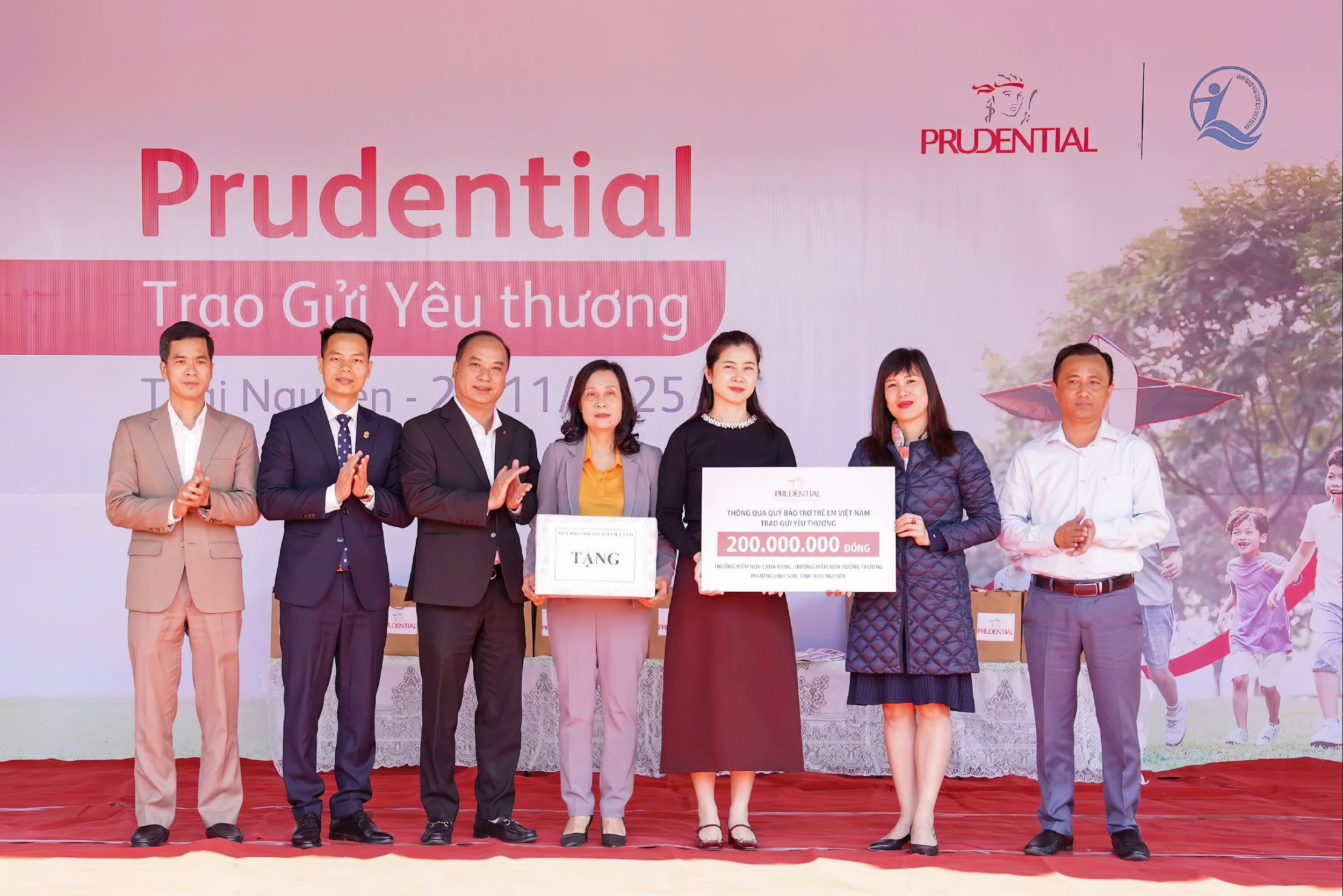Ban Tổ chức trao biển tượng trưng cho đại diện Trường Mầm non Chùa Hang và Trường Mầm non Huống Thượng (phường Linh Sơn)