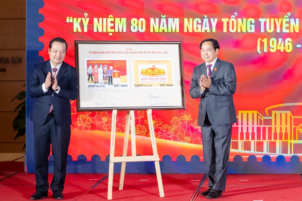 Secretary General of the National Assembly, Head of the National Assembly Office Le Quang Manh and leaders of the Ministry of Science and Technology signed to issue the postage stamp set commemorating the 80th anniversary of the Vietnamese National Assembly. Photo: Pham Thang