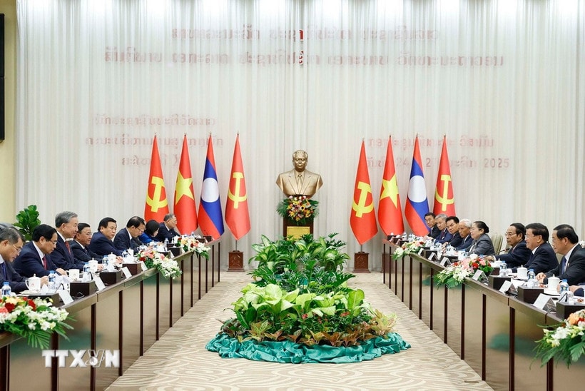 Tổng Bí thư Ban Tô Lâm và Tổng Bí thư, Chủ tịch nước Lào Thongloun Sisoulith đồng chủ trì Cuộc gặp cấp cao giữa Đảng Cộng sản Việt Nam và Đảng Nhân dân Cách mạng Lào. (Ảnh: Thống Nhất/TTXVN)