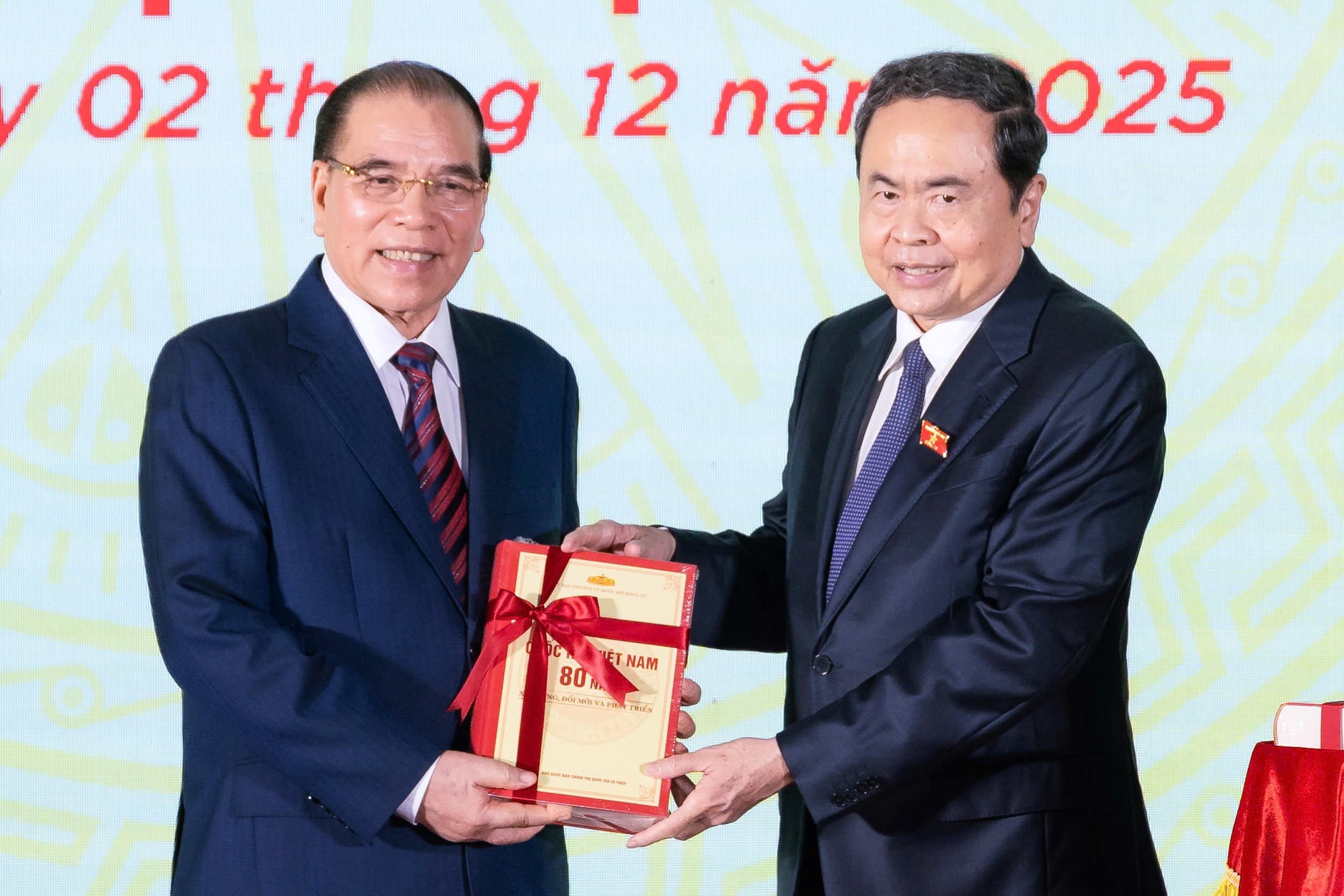 Nasjonalforsamlingens leder Tran Thanh Man overrakte en bok til minne om 80-årsjubileet for den vietnamesiske nasjonalforsamlingen til tidligere generalsekretær Nong Duc Manh. Foto: Pham Thang