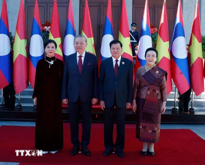 Tổng Bí thư Tô Lâm và Phu nhân cùng Tổng Bí thư, Chủ tịch nước Lào Thongloun Sisoulith và Phu nhân chụp ảnh chung. (Ảnh: Thống Nhất/TTXVN) ttxvn-le-don-chinh-thuc-tong-bi-thu-to-lam-tham-cap-nha-nuoc-toi-lao-1.jpg