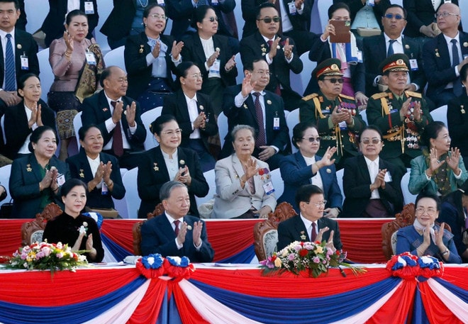 vna-potal-tong-bi-thu-to-lam-va-phu-nhan-du-le-ky-niem-50-nam-quoc-khanh-lao-8445180.jpg