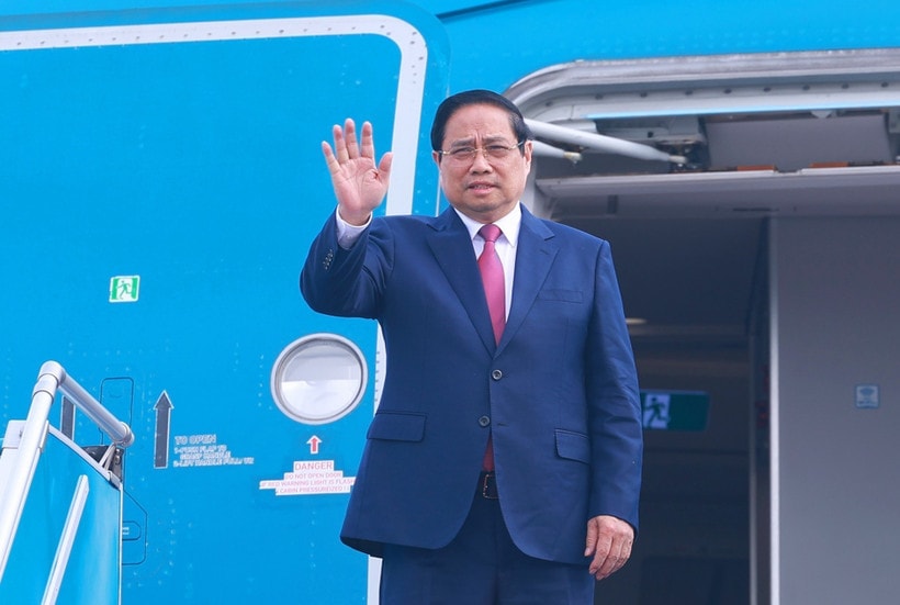 Prime Minister Pham Minh Chinh leaves Hanoi for Laos on December 2 morning to attend the Vietnam–Laos Politburos’ meeting and co-chair the 48th session of the Vietnam–Laos Intergovernmental Committee. (Photo: VNA)