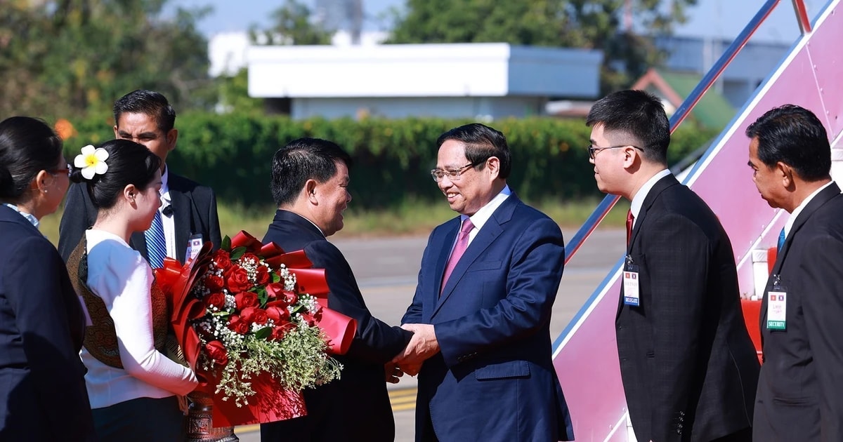 Prime Minister Pham Minh Chinh arrives in Vientiane on December 2 morning. (Photo: VNA)