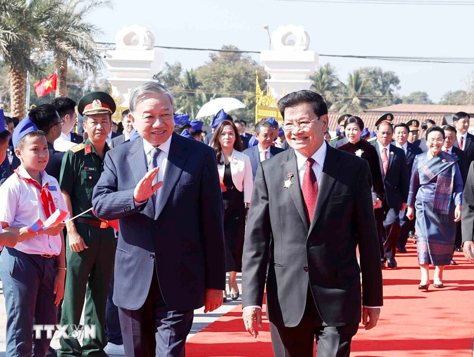 tong-bi-thu-to-lam-cung-tong-bi-thu-chu-tich-nuoc-lao-thongloun-sisoulith-du-khanh-thanh-cong-vien-huu-nghi-lao-viet-nam-02-2.jpg
