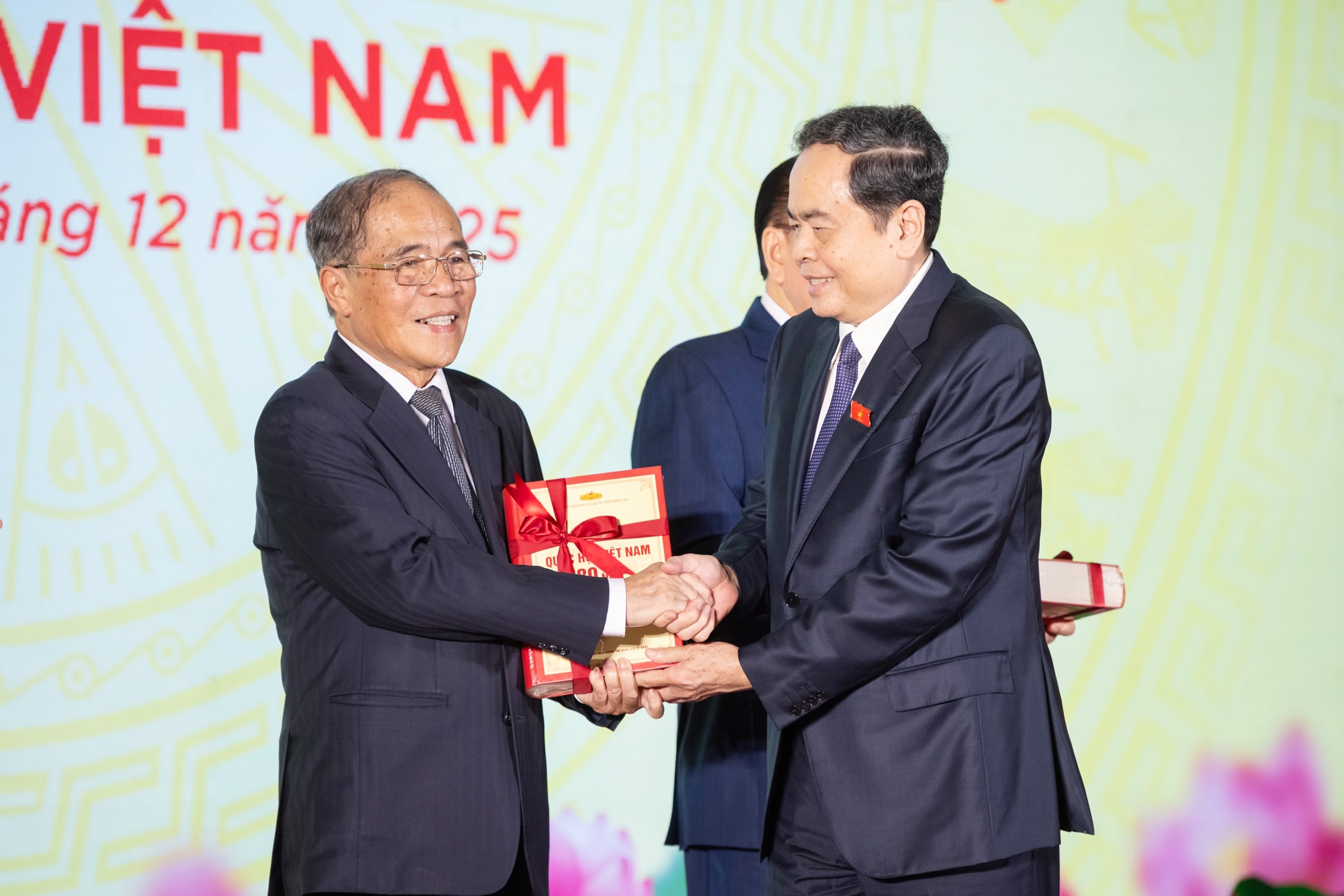 Nasjonalforsamlingens leder Tran Thanh Man overrakte en bok til minne om 80-årsjubileet for den vietnamesiske nasjonalforsamlingen til tidligere nasjonalforsamlingsleder Nguyen Sinh Hung. Foto: Pham Thang