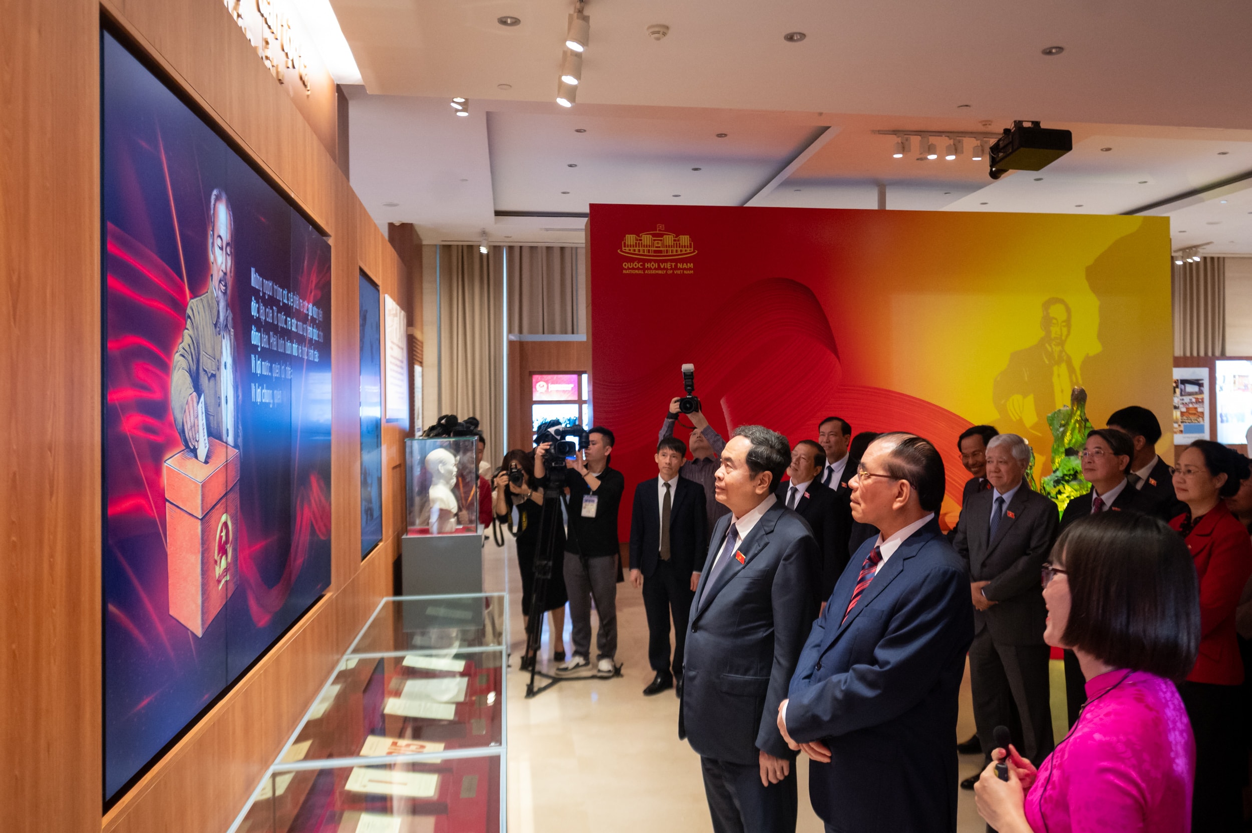 رئيس الجمعية الوطنية تران ثانه مان، والأمين العام السابق نونغ دوك مانه، والوفود المرافقة لهم، يزورون متحف الجمعية الوطنية الفيتنامية. تصوير: فام ثانغ
