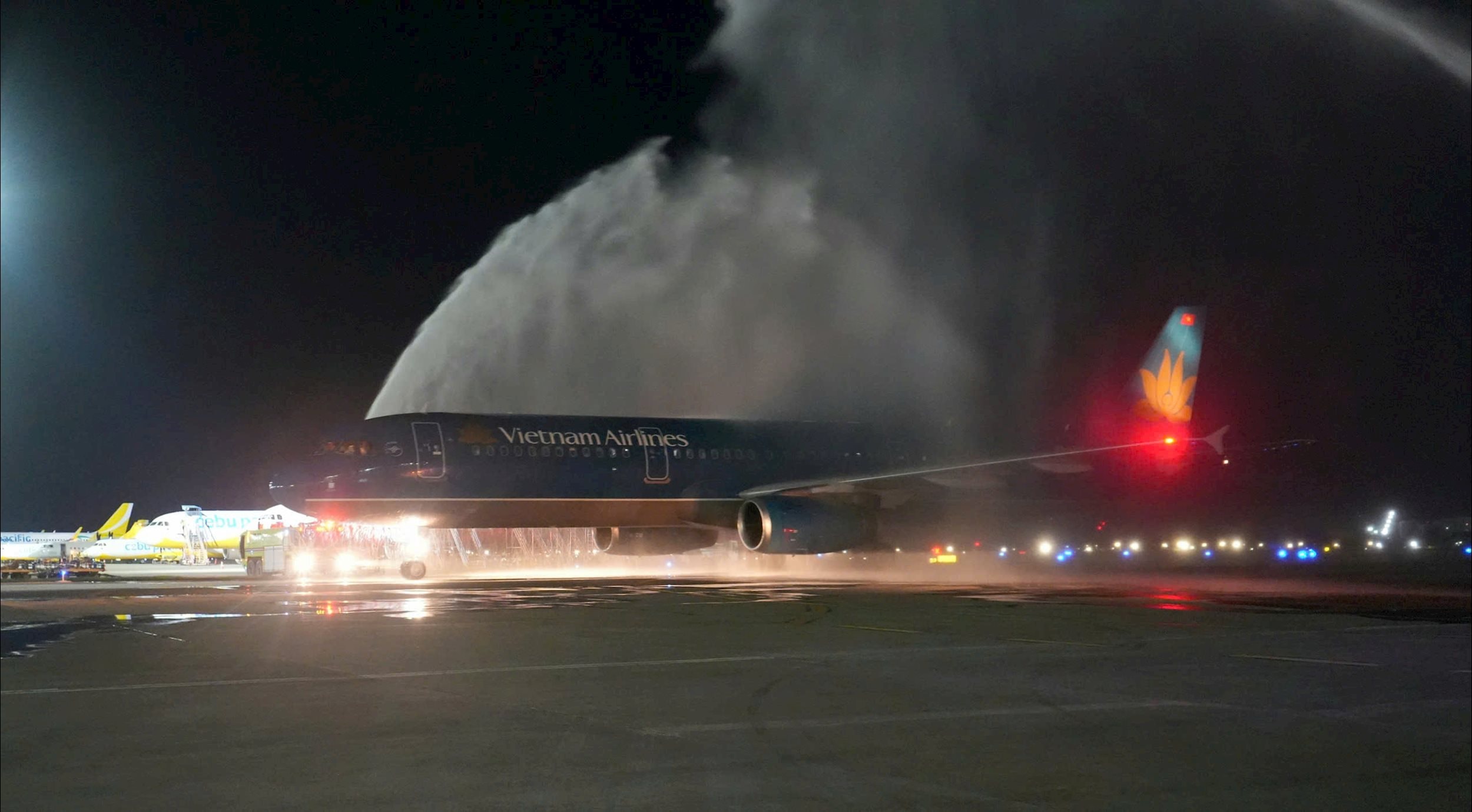The inaugural flight of the HAN-CEB direct route was welcomed with a water cannon ceremony. Photo: VNA
