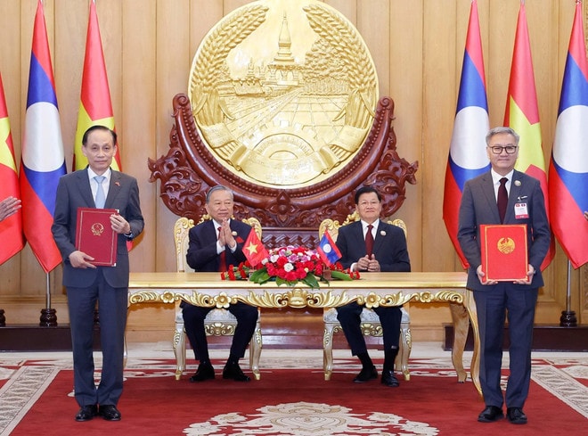 tong-bi-thu-le-trao-cac-van-kien-viet-nam-lao-10.jpg