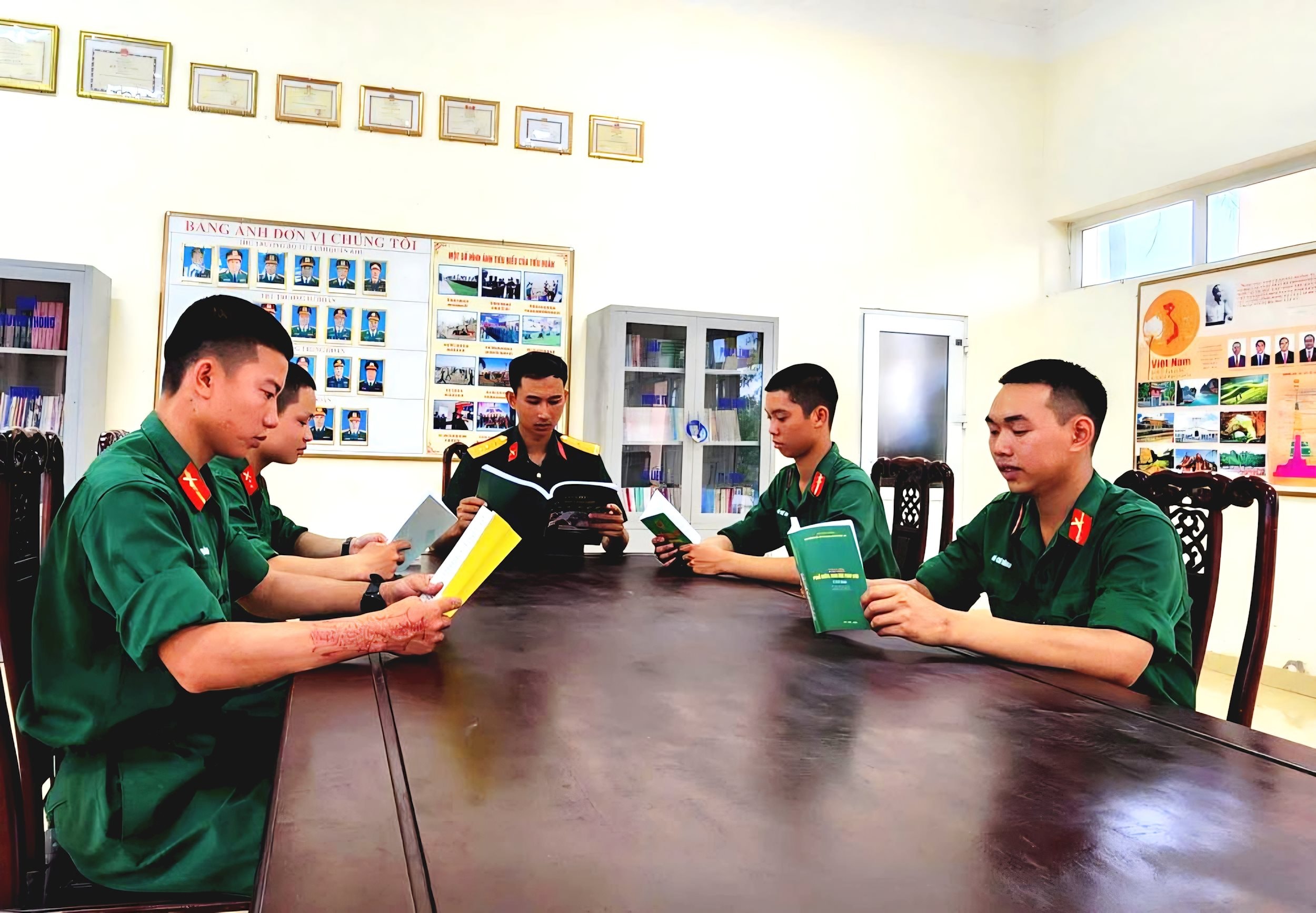 Cán bộ chiến sĩ Trung đoàn 8 bổ sung kiến thức