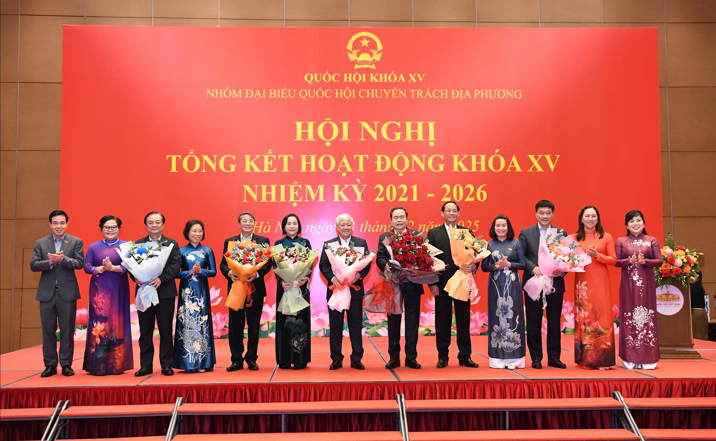 តំណាង​គណៈប្រតិភូ​រដ្ឋសភា​ឯកទេស​មូលដ្ឋាន​បាន​ជូន​ផ្កា​ដល់​ប្រធាន​រដ្ឋសភា និង​អនុប្រធាន​រដ្ឋសភា។