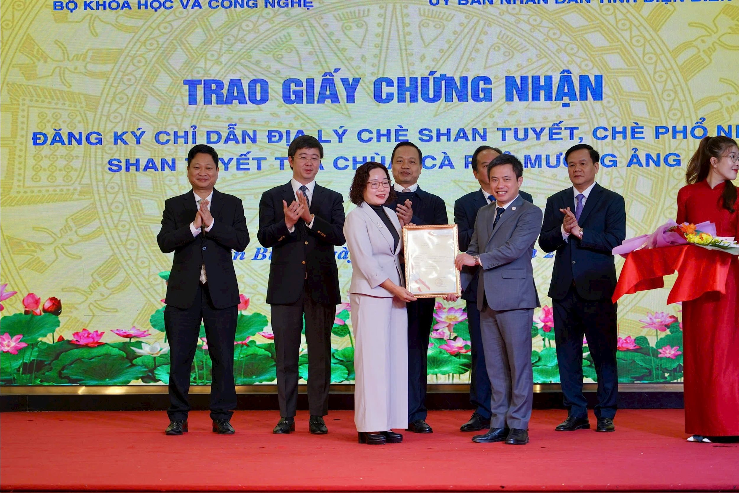  Bí thư Tỉnh ủy Điện Biên Trần Tiến Dũng, Thứ trưởng Bộ Khoa học và Công nghệ Bùi Hoàng Phương chứng kiến việc trao giấy chứng nhận đăng ký chỉ dẫn địa lý 