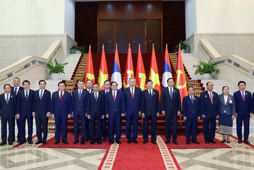 General Secretary of the CPV Central Committee To Lam (11th from left), General Secretary of the LPRP Central Committee and President of Laos Thongloun Sisoulith (12th from left), and high-ranking officials of the two countries (Photo: VNA)