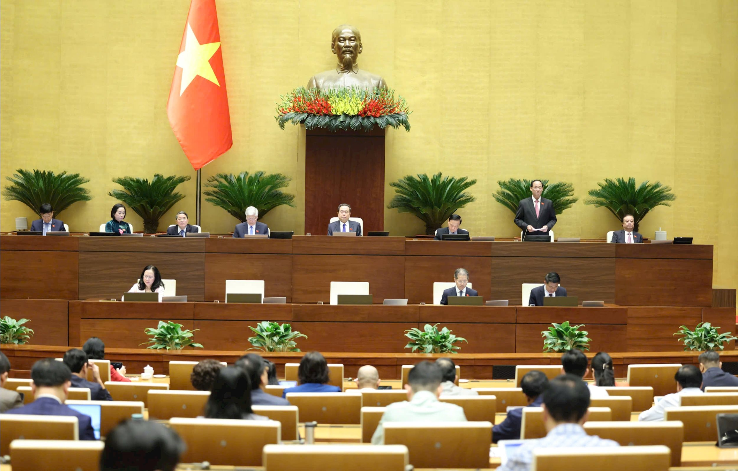 Nationalförsamlingens vice ordförande Tran Quang Phuong ledde innehållet.