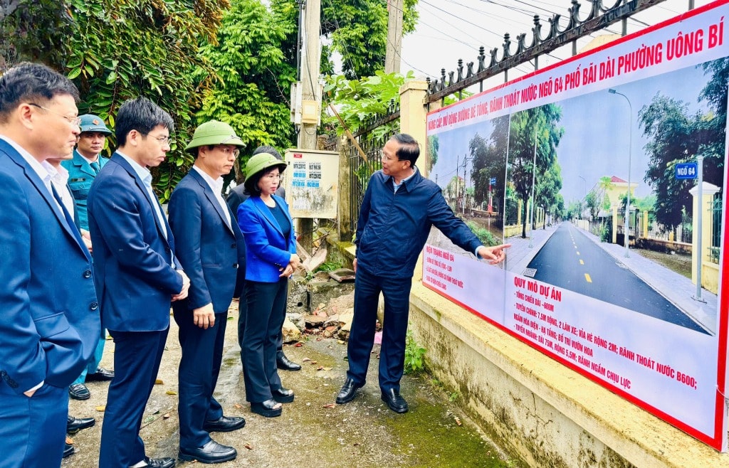 Phó Bí thư Thường trực Tỉnh ủy, Chủ tịch HĐND tỉnh Trịnh Thị Minh Thanh khảo sát thực tế theo phản ánh của cử tri các phường Uông Bí, Vàng Danh, Yên Tử. Ảnh: Mạnh Trường
