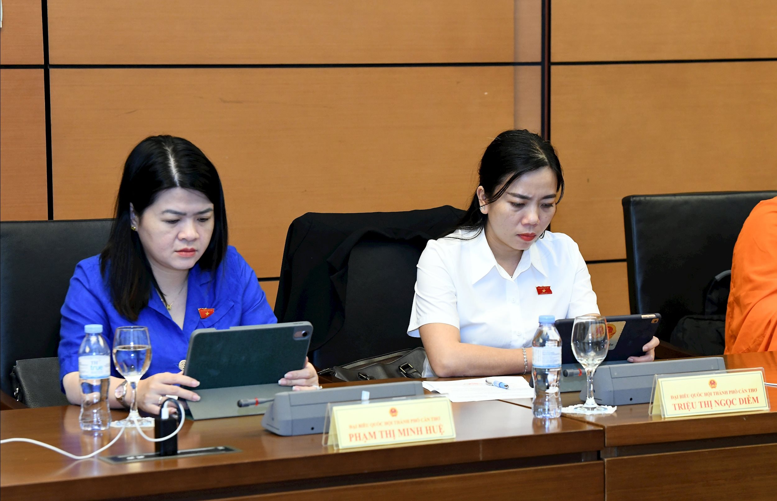 Các đại biểu tham dự phiên thảo luận tổ.4