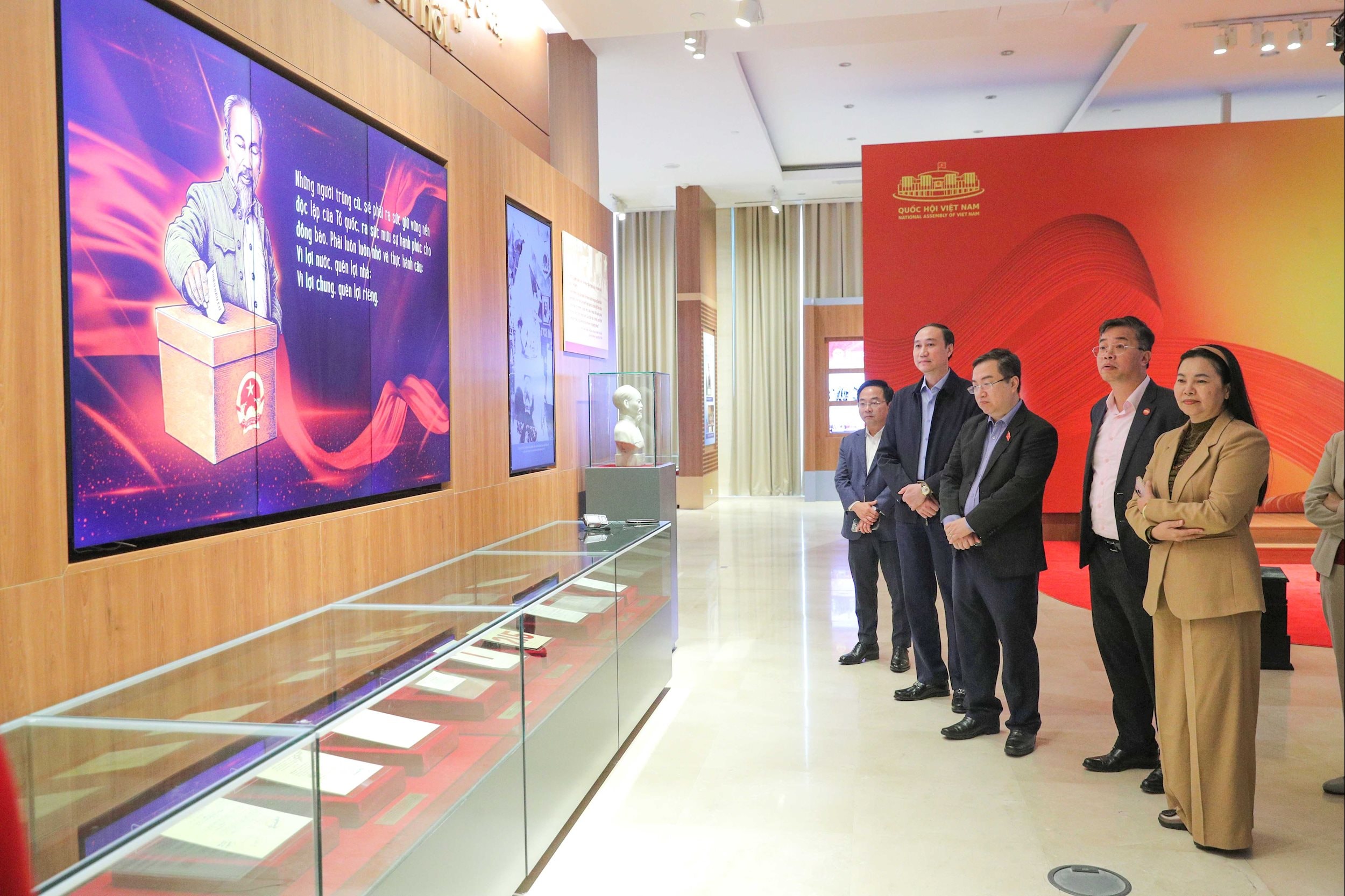 Delegeler Vietnam Ulusal Meclis Müzesi'ni ziyaret etti 3