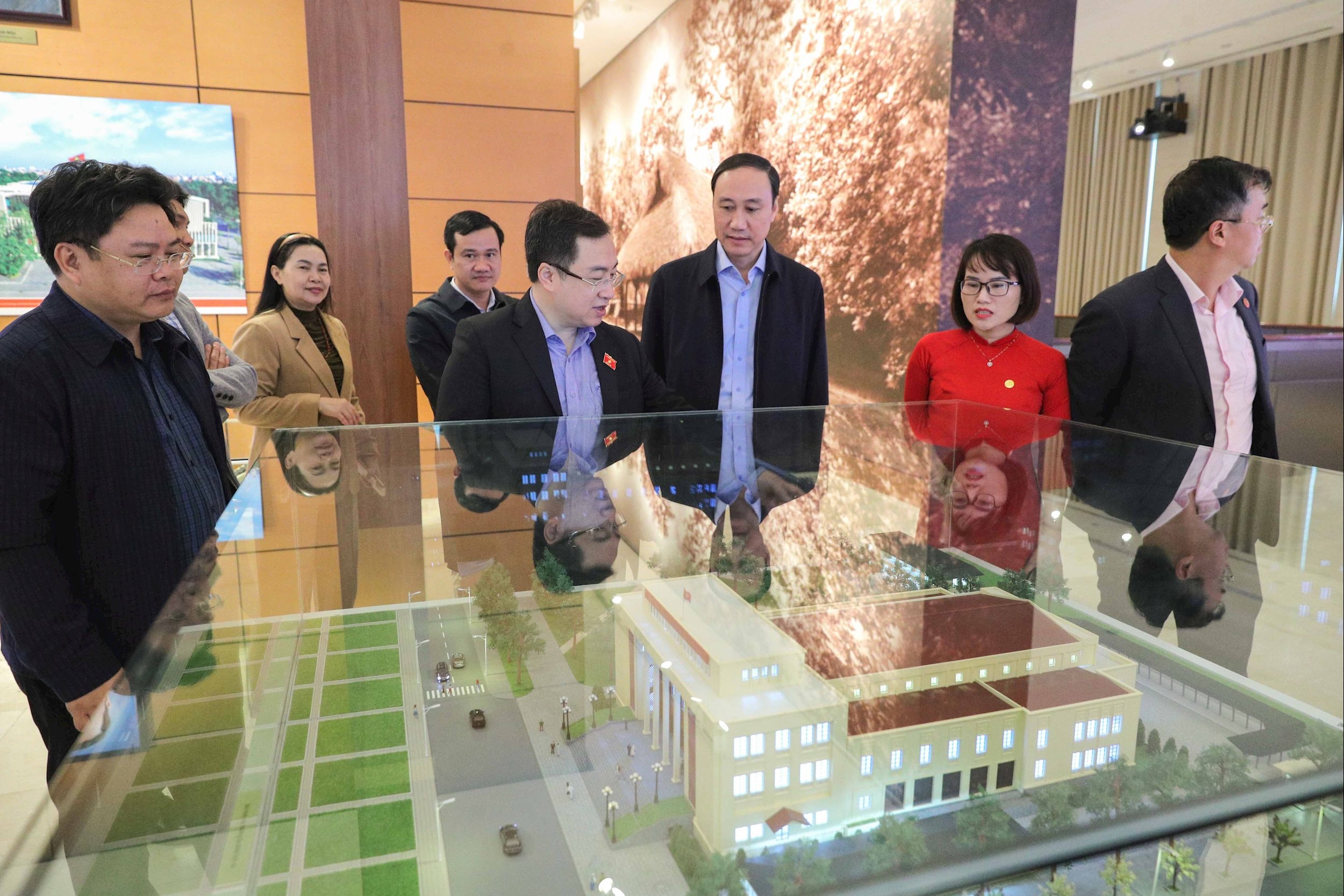 Delegeler Vietnam Ulusal Meclis Müzesi'ni ziyaret etti