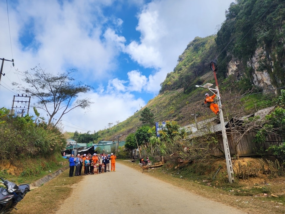 Công ty Điện lực Sơn La khánh thành và bàn giao Công trình Thắp sáng làng quê. Ảnh NPC