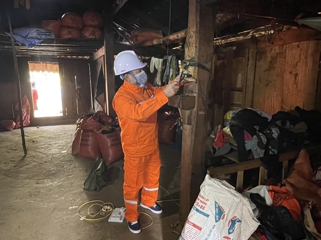 Công ty Điện lực Sơn La lắp đặt, sửa chữa và tuyên truyền hướng dẫn sử dụng điện cho khách hàng. Ảnh NPC