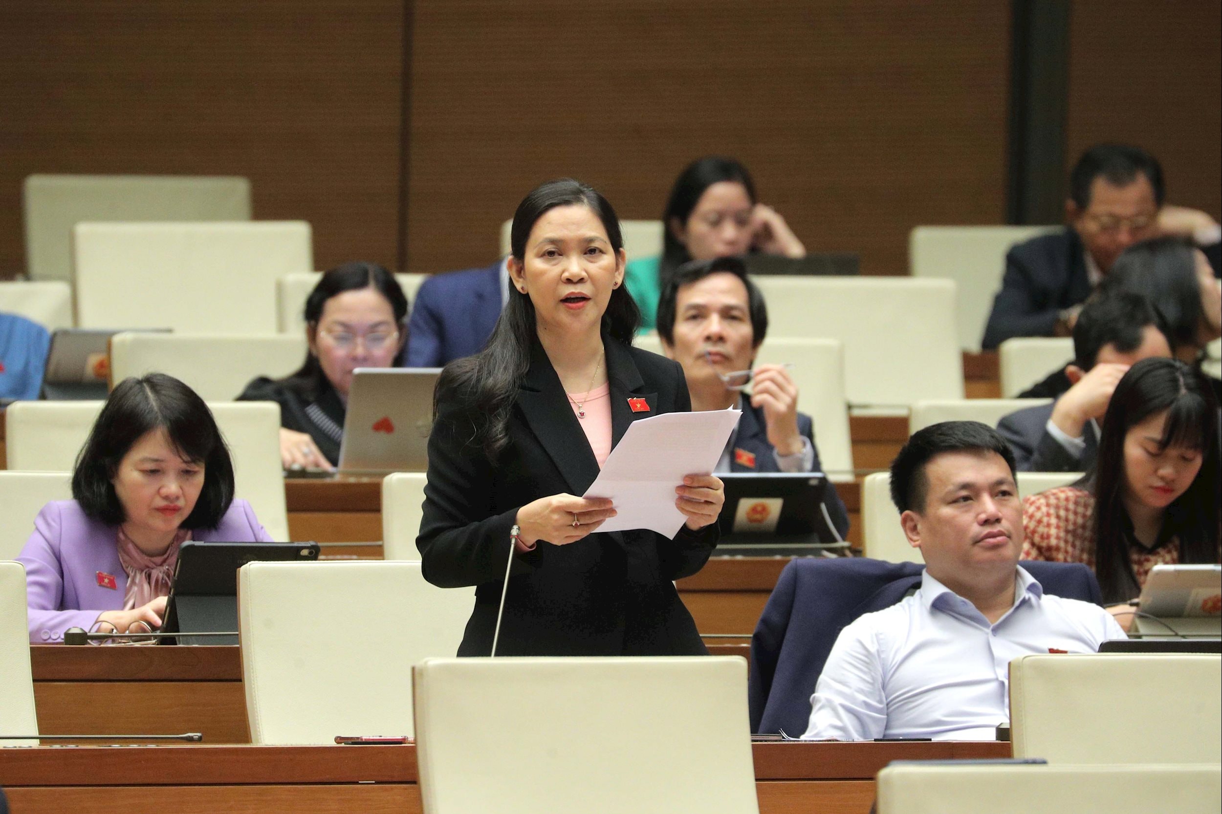 Αντιπρόσωπος της Εθνοσυνέλευσης Huynh Thi Anh Suong (Quang Ngai)