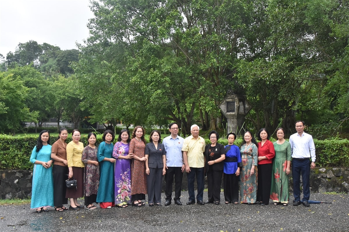 Đoàn chụp lưu niệm tại Cây đa Tân Trào