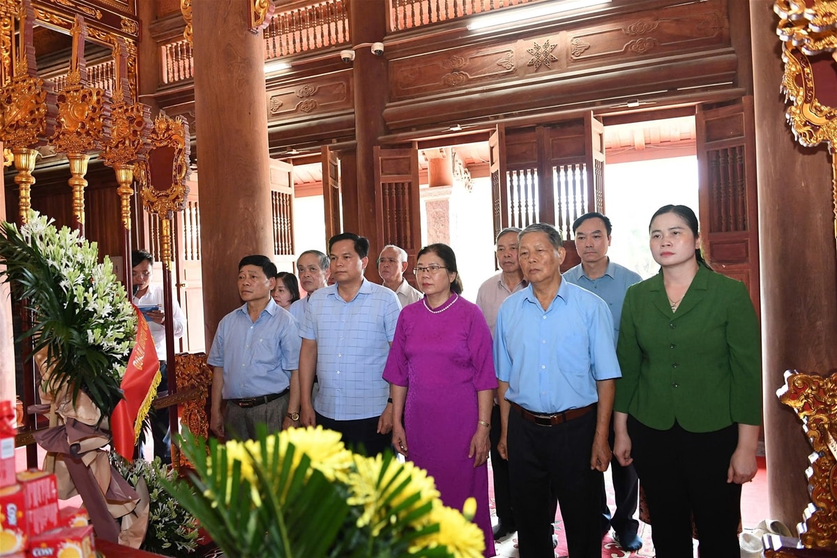 Đoàn dâng hương tại Khu tưởng niệm Chủ tịch Hồ Chí Minh và các vị Tiền bối cách mạng