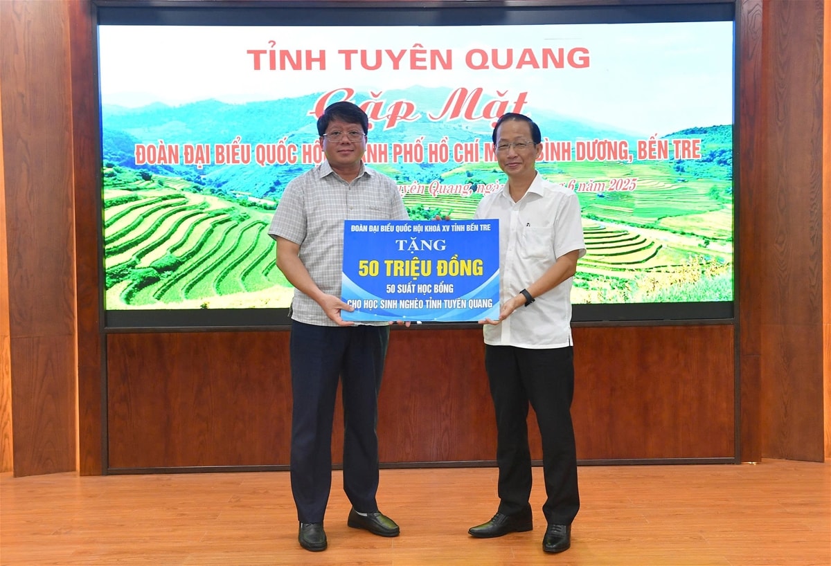 Đoàn ĐBQH tỉnh Bến Tre trao tặng học bổng cho học sinh nghèo trên địa bàn tỉnh