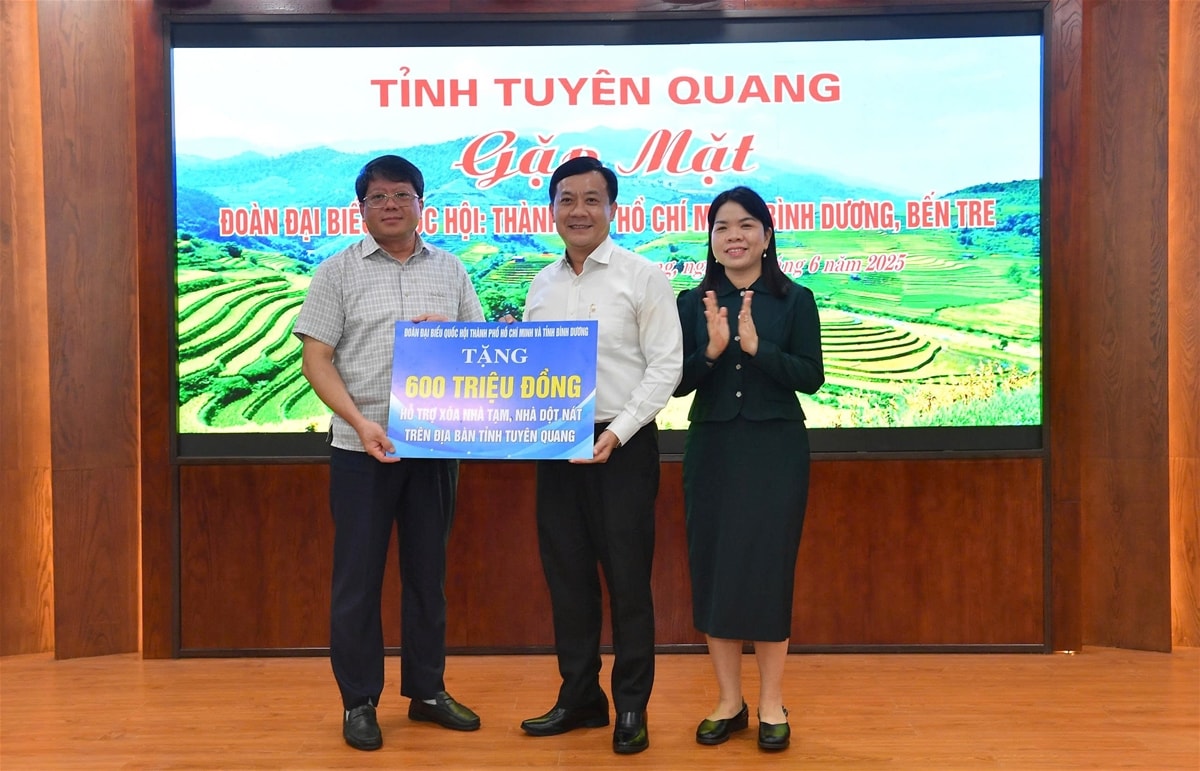 Đoàn ĐBQH TP. Hồ Chí Minh và tỉnh Bình Dương trao tặng Quỹ xóa nhà tạm, nhà dột nát trên địa bàn tỉnh Tuyên Quang