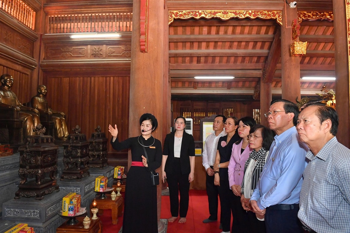 Đoàn lắng nghe thuyết minh về Khu tưởng niệm Chủ tịch Hồ Chí Minh và các vị tiền bối cách mạng