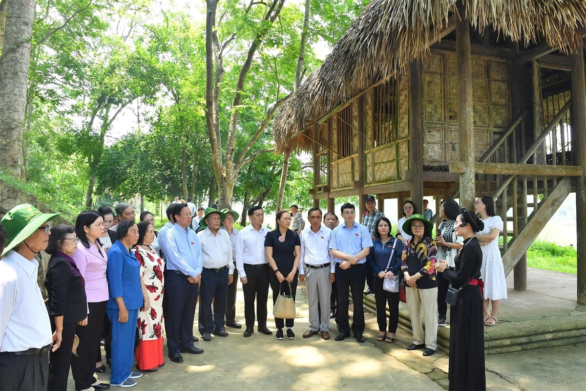 Đoàn nghe giới thiệu về Khu di tích Ban Thường trực Quốc hội