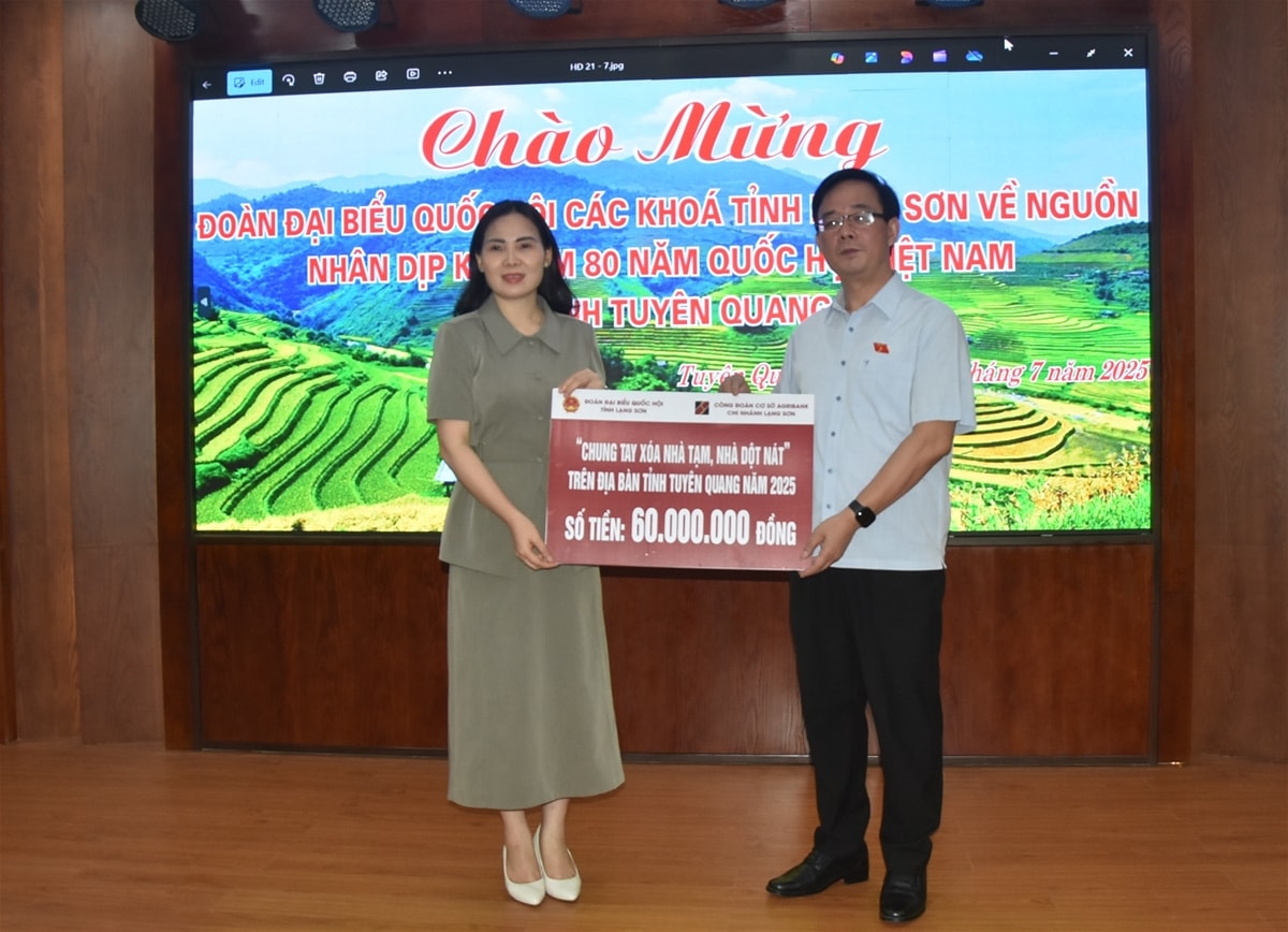 Đoàn trao tặng Quỹ xóa nhà tạm, nhà dột nát trên địa bàn tỉnh