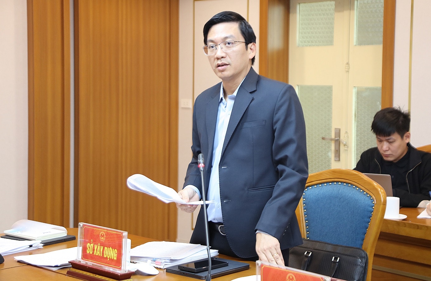 Директор Департамента строительства Нгуен Суан Куанг докладывает о подготовительных работах.