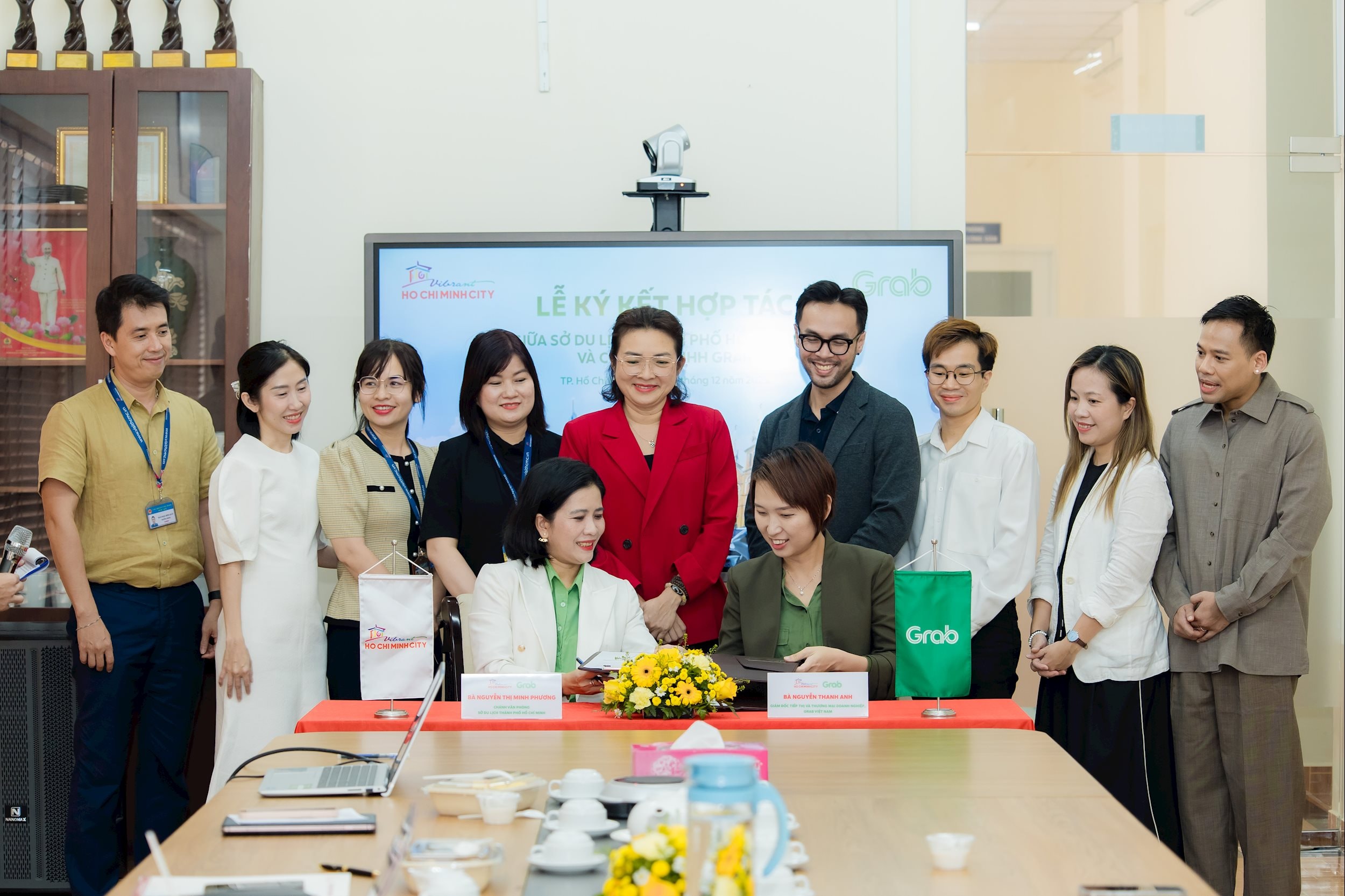 Lễ ký kết diễn ra với sự chứng kiến của Bà Bùi Thị Ngọc Hiếu (giữa), Phó Giám đốc Sở Du lịch TP.HCM