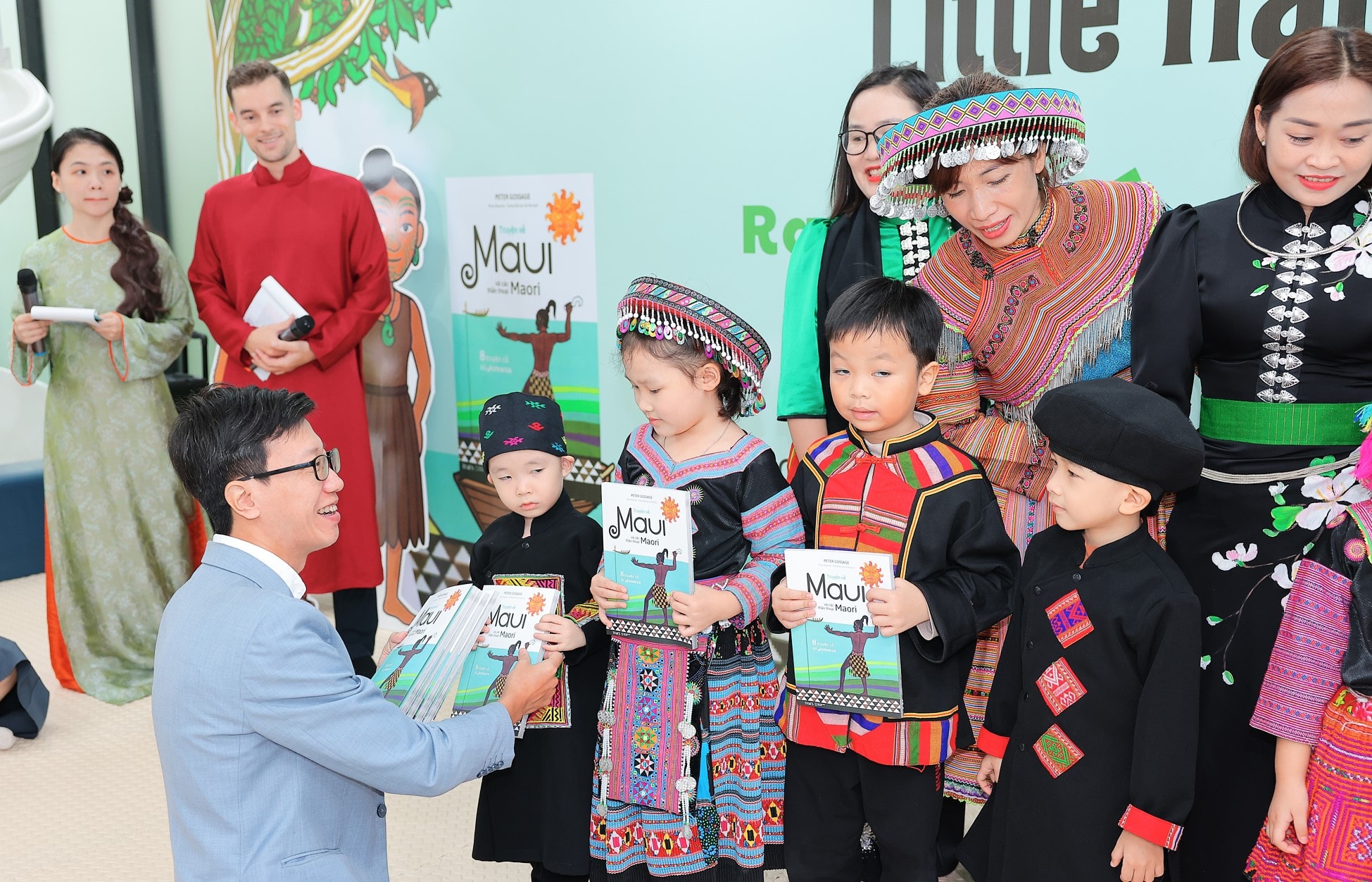 Giám đốc TIMES Vũ Trọng Đại tặng sách cho các em nhỏ đến từ Trường Mầm non Chiềng Cơi (Sơn La)