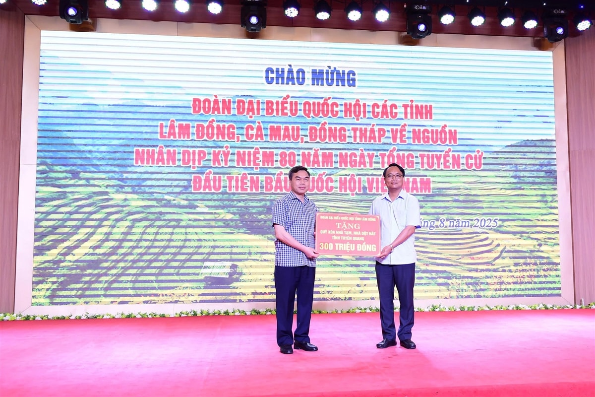 Phó Bí thư Tỉnh ủy, Chủ tịch Ủy ban MTTQ tỉnh Tuyên Quang Ma Thế Hồng đón nhận biểu trưng hỗ trợ xóa nhà tạm, nhà dột nát trên địa bàn của Đoàn ĐBQH tỉnh Lâm Đồng.