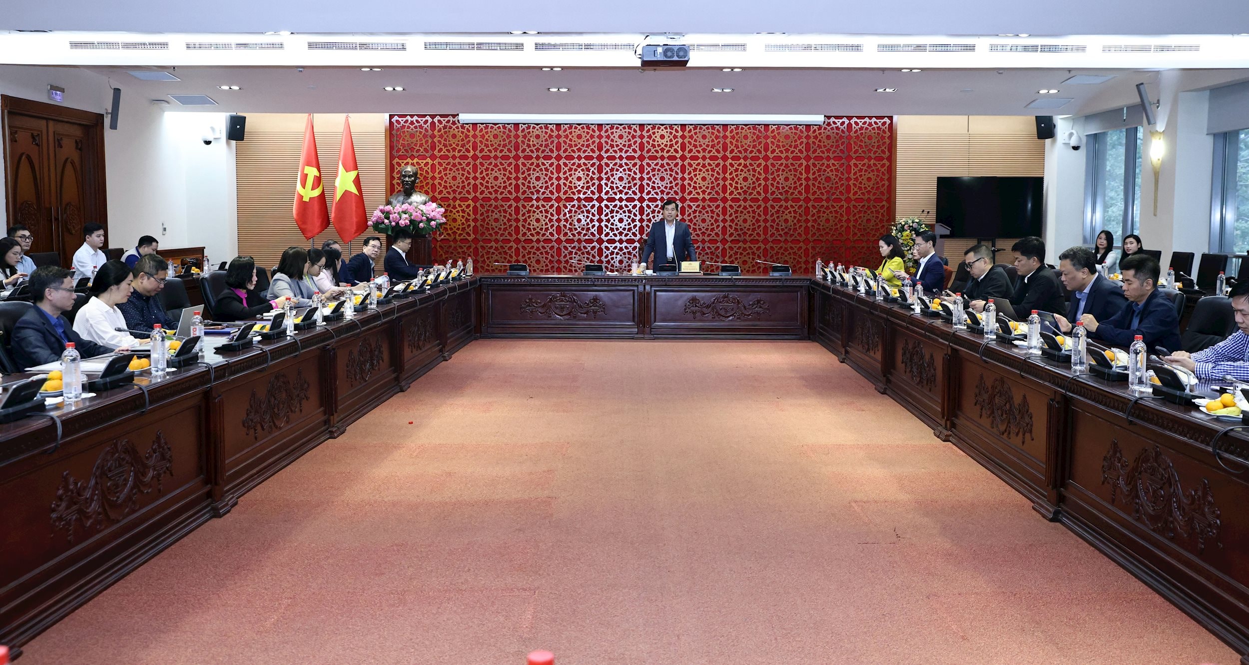 Quang cảnh cuộc họp