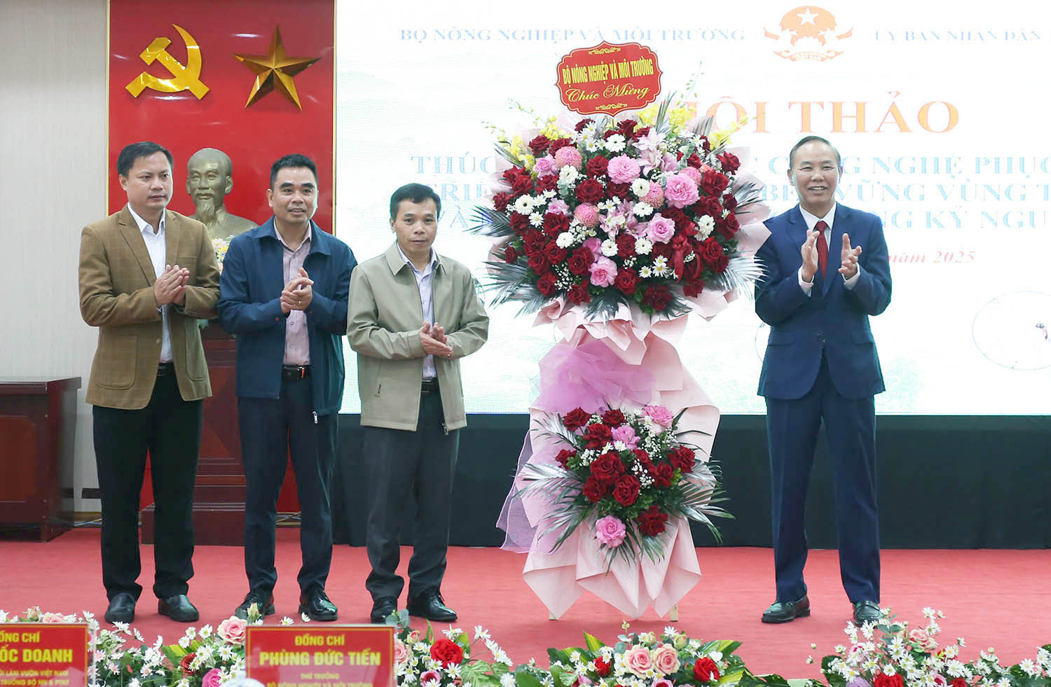 Thứ trưởng Phùng Đức Tiến tặng hoa chúc mừng Viện